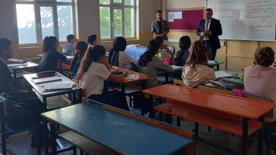 Okul Müdürümüz Ersin KAYA ve Okul Müdür Yardımcımız Cihat POLAT sınıfları dolaşarak 2022-2023 Eğitim Öğretim yılının başarı getirmesi temennisinde bulundu.
